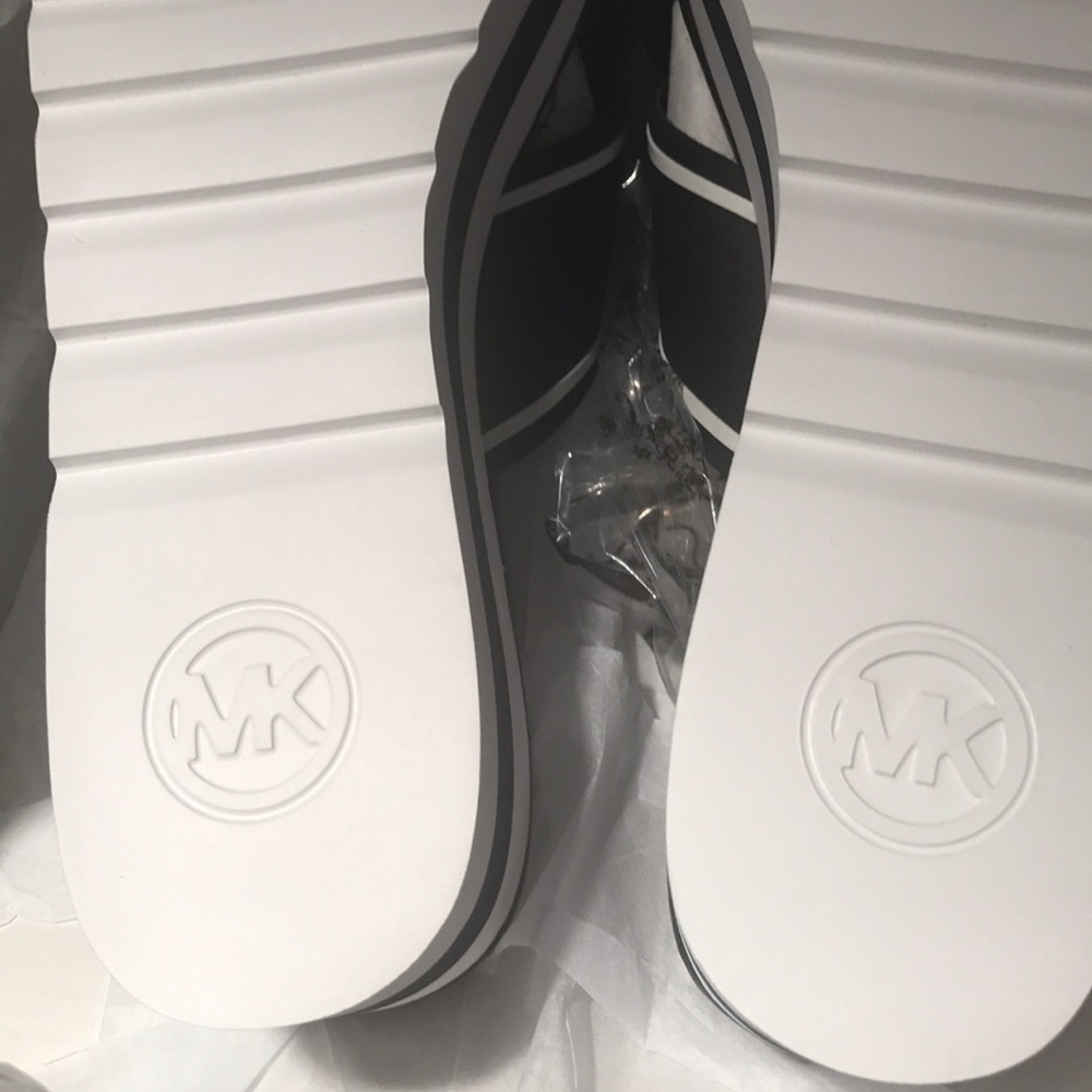 MK - Picture 3 of 6